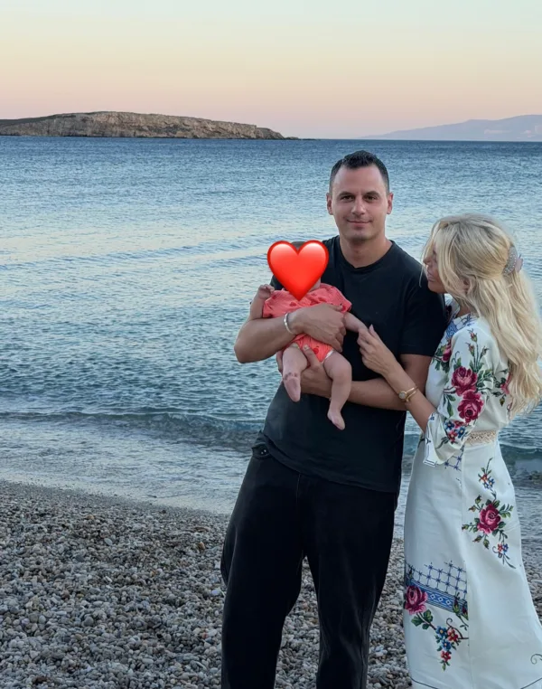 Η Κατερίνα Καινούργιου με τον Παναγιώτη Κουτσουμπή και την κόρη τους σε τρυφερή ανάρτηση στην παραλία.