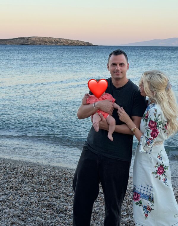 Η Κατερίνα Καινούργιου με τον Παναγιώτη Κουτσουμπή και την κόρη τους σε τρυφερή ανάρτηση στην παραλία.