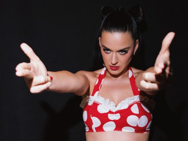 Katy Perry: Το εμβληματικό πουά look επέστρεψε και είναι πιο fashion-forward από ποτέ
