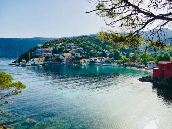 Η παραλία της Ασσου στην Κεφαλονιά, με τα πολύχρωμα σπίτια και τα γαλαζοπράσινα νερά, ψηφίστηκε ως η καλύτερη παραλία της Ευρώπης.