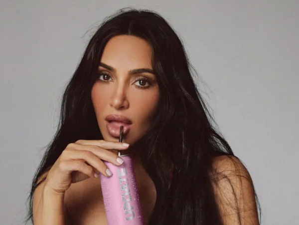 Η Kim Kardashian παρουσιάζει το νέο της energy drink με ροζ κουτάκι και καλαμάκι.