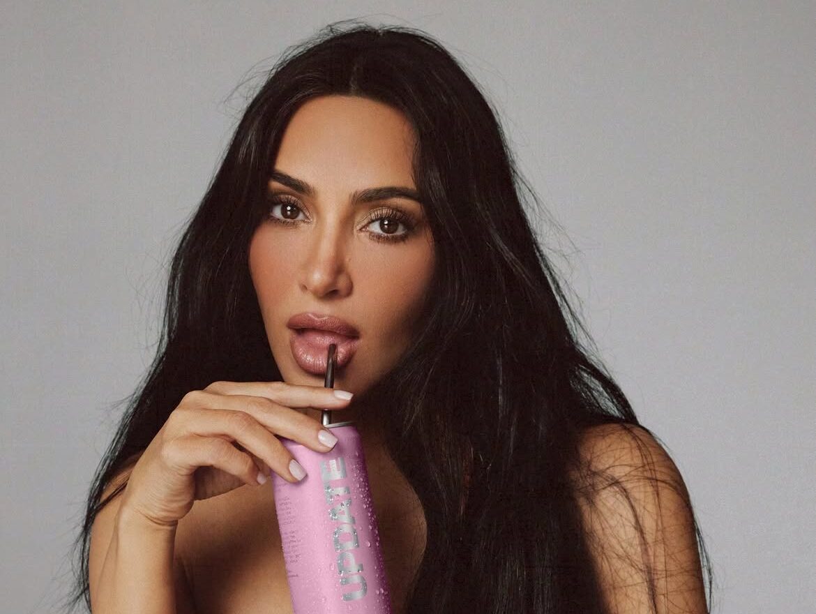 Η Kim Kardashian λανσάρει energy drink και κάνει το πιο iconic self-troll