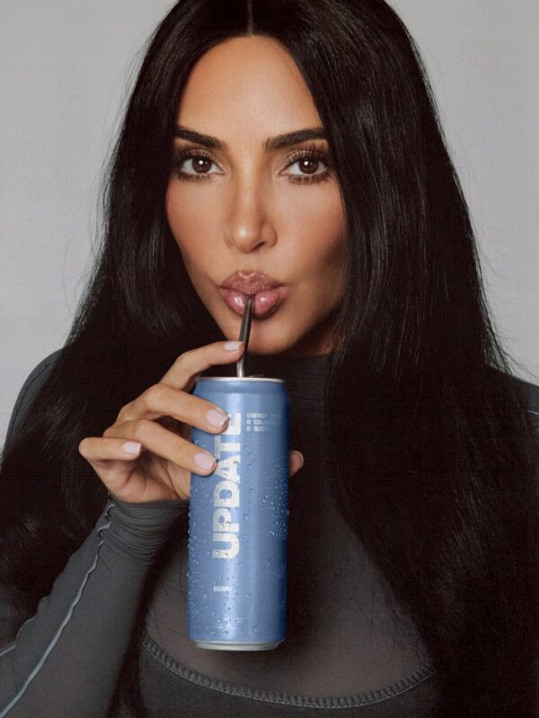 Η Kim Kardashian προωθεί το νέο της energy drink με ένα iconic self-troll, κρατώντας ένα κουτάκι.