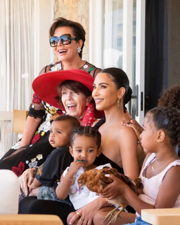 https://www.instagram.com/kimkardashian/