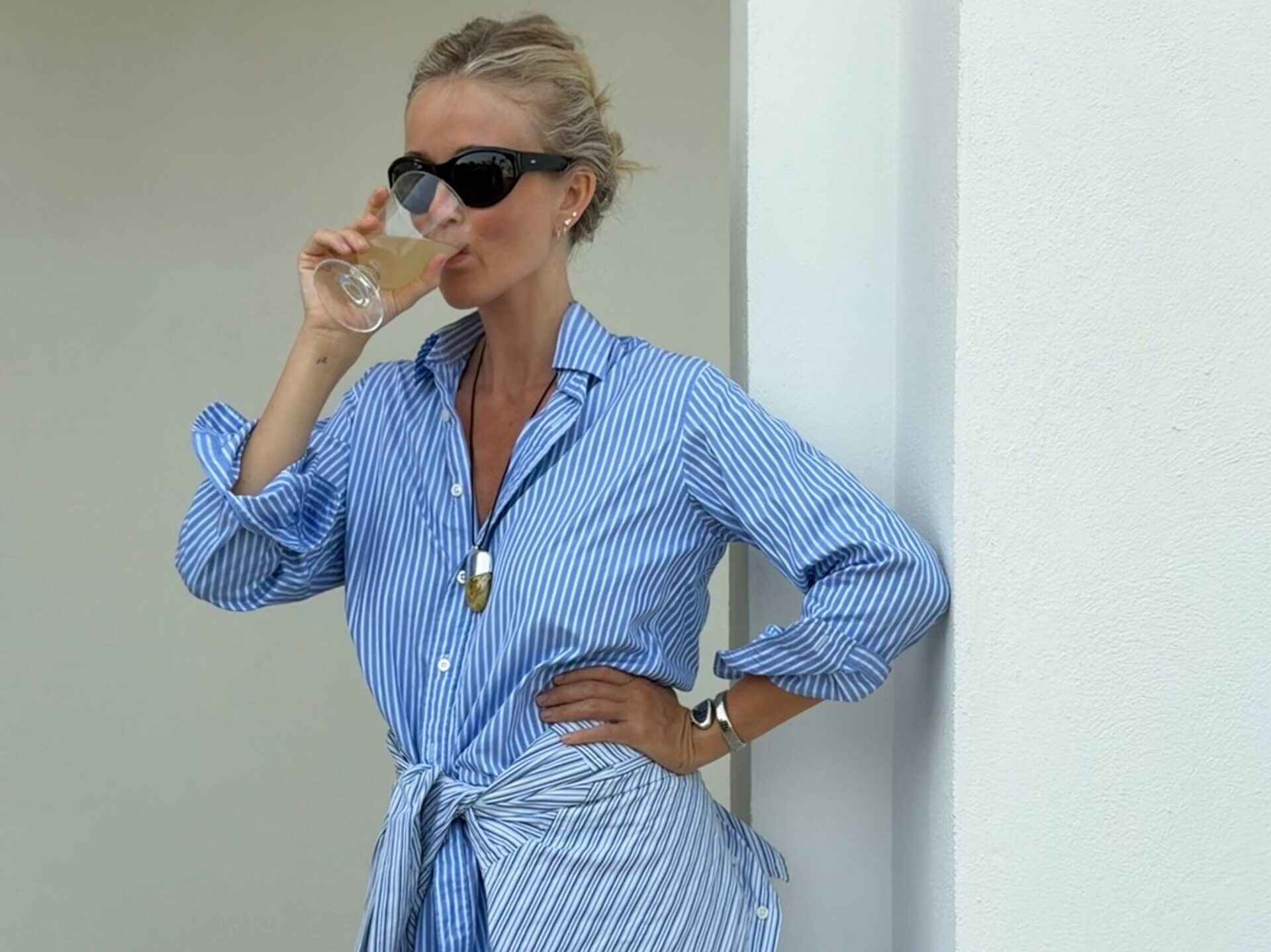 Αυτό το εύκολο hairstyle παραλίας είναι ό,τι πιο chic για τα beach looks σου