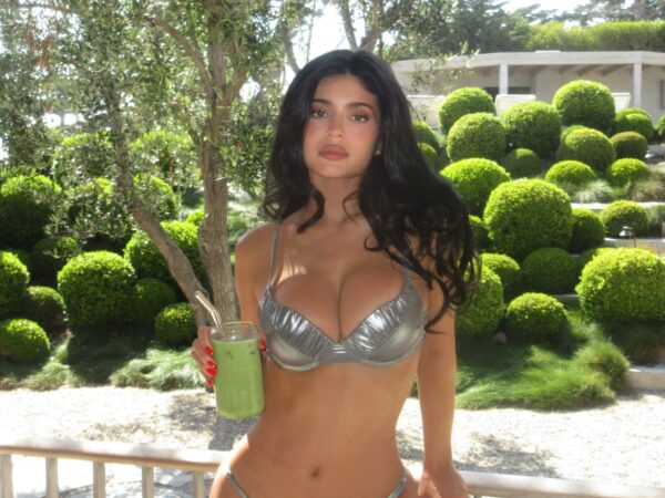 kylie_jenner_kokkina_nixia