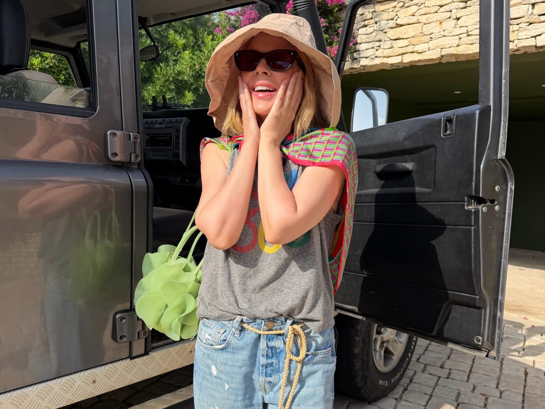 Kylie Minogue approved: Τα πιο στιλάτα bucket hats της αγοράς για να αντιγράψεις το look της
