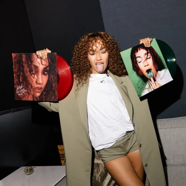 https://www.instagram.com/leighannepinnock/