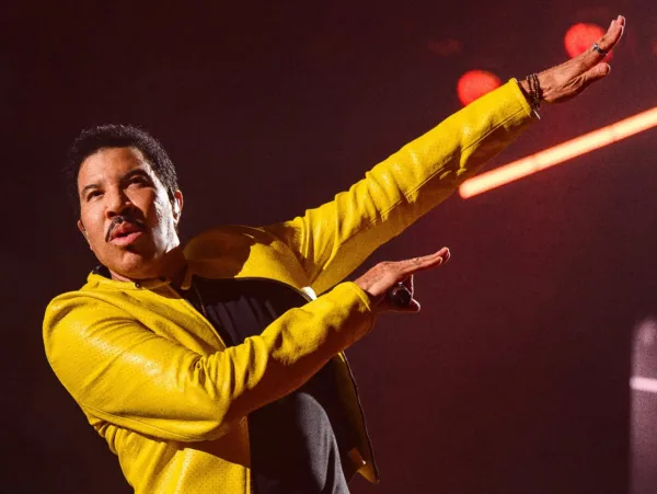 Ο Lionel Richie επέστρεψε στη σκηνή με εντυπωσιακή εμφάνιση, φορώντας ένα κίτρινο δερμάτινο μπουφάν.