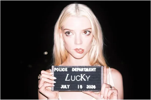 Η Anya Taylor-Joy κρατά πινακίδα με την επιγραφή Lucky Police Department