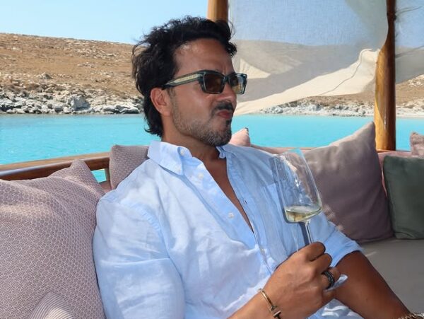 Luis Fonsi: Ο τραγουδιστής του «Despacito» απολαμβάνει τις διακοπές του στην Ελλάδα