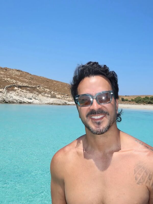 Ο Luis Fonsi, ο διάσημος τραγουδιστής του «Despacito», απολαμβάνει τις διακοπές του σε ένα πανέμορφο ελληνικό νησί με γαλαζοπράσινα νερά.