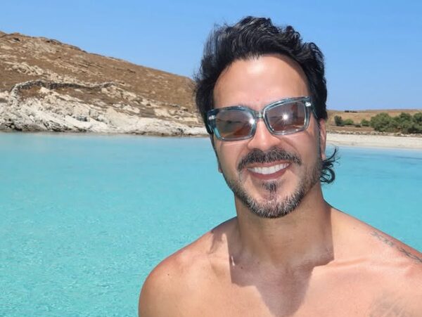 Luis Fonsi: Ο star του «Despacito» τα «έσπασε» στη Μύκονο