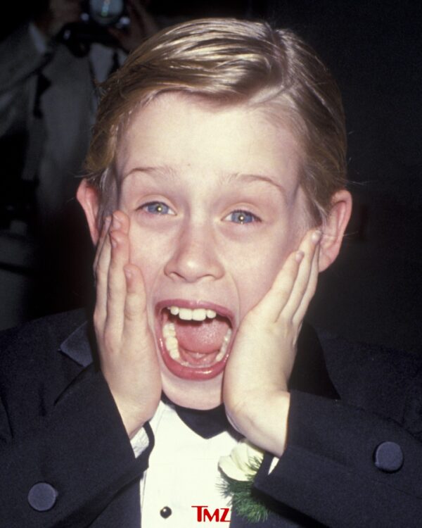Ο Macaulay Culkin, ως Kevin McCallister, εκφράζει έκπληξη με τα χέρια στα μάγουλά του, θέλοντας να επιστρέψει στην ταινία Home Alone.