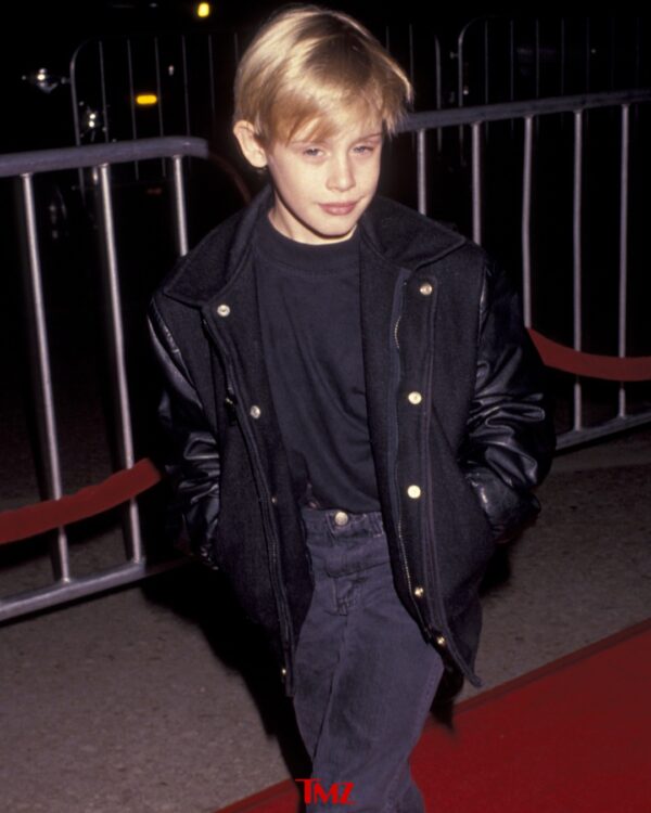 Ο Macaulay Culkin, ως Kevin McCallister, περπατάει στο κόκκινο χαλί, με την Disney να εξετάζει την επιστροφή του.