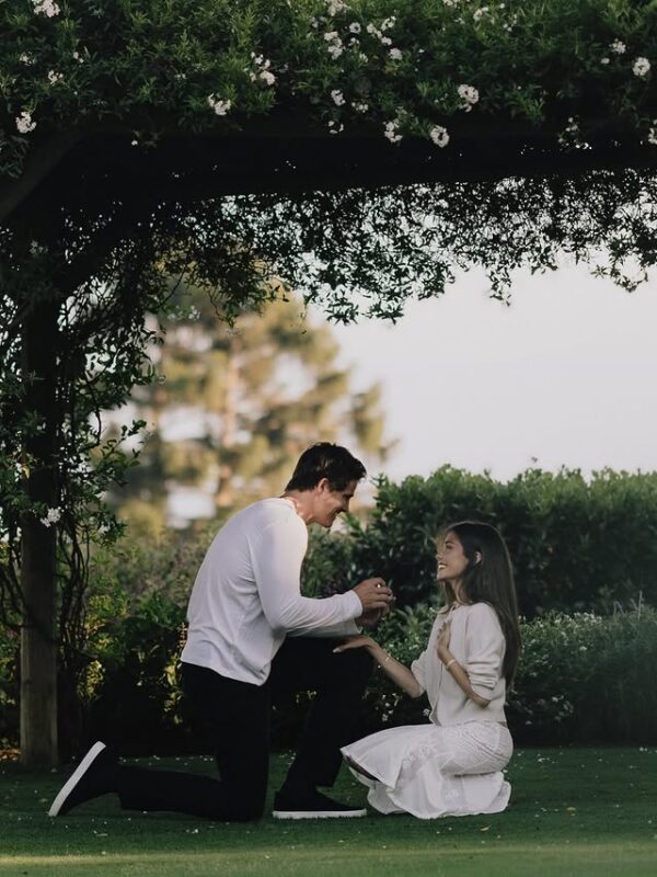 Ο Justin Herbert κάνει πρόταση γάμου στην Madison Beer, η οποία δέχεται με χαρά, στο πλαίσιο της ανακοίνωσης του αρραβώνα τους.