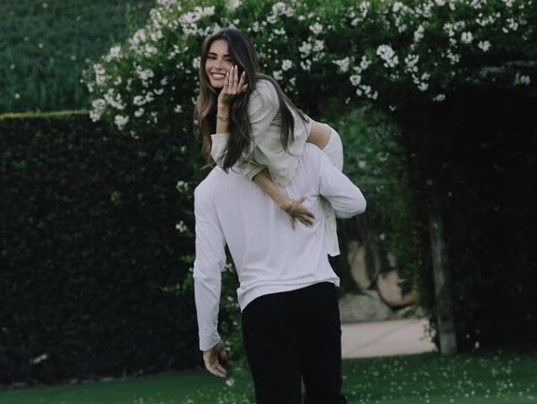 «Meet my fiancé»: Η Madison Beer είπε το «ναι» στον Justin Herbert