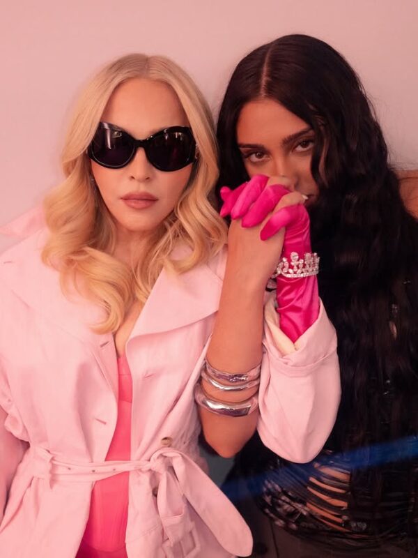 Η Madonna και η Cardi B μοιράζονται στιγμές από τα παρασκήνια του «Confessions II – The Film» με ροζ αξεσουάρ.
