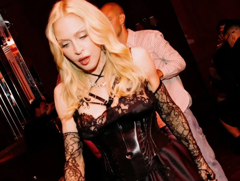 Η Madonna με εντυπωσιακό σύνολο, γιορτάζει την επιτυχία του «Confessions II» στα ARIA Charts.