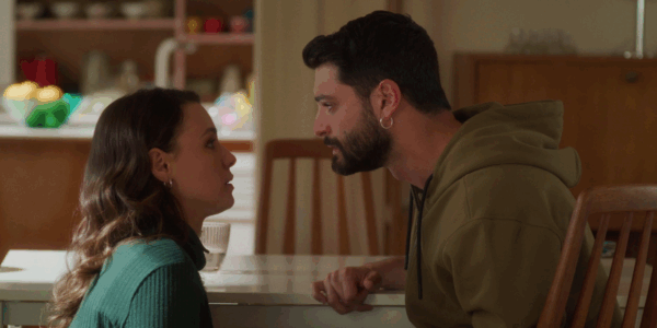 «Μπαμπά, σ’ αγαπώ»: Μια αλλεργία, μια πλαστογραφία και ένα φιλί που έμεινε στη μέση