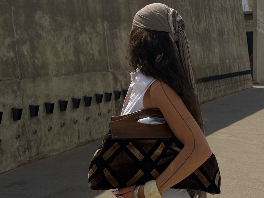 Το viral fashion hack που μετατρέπει το μαντήλι στο must-have top του καλοκαιριού
