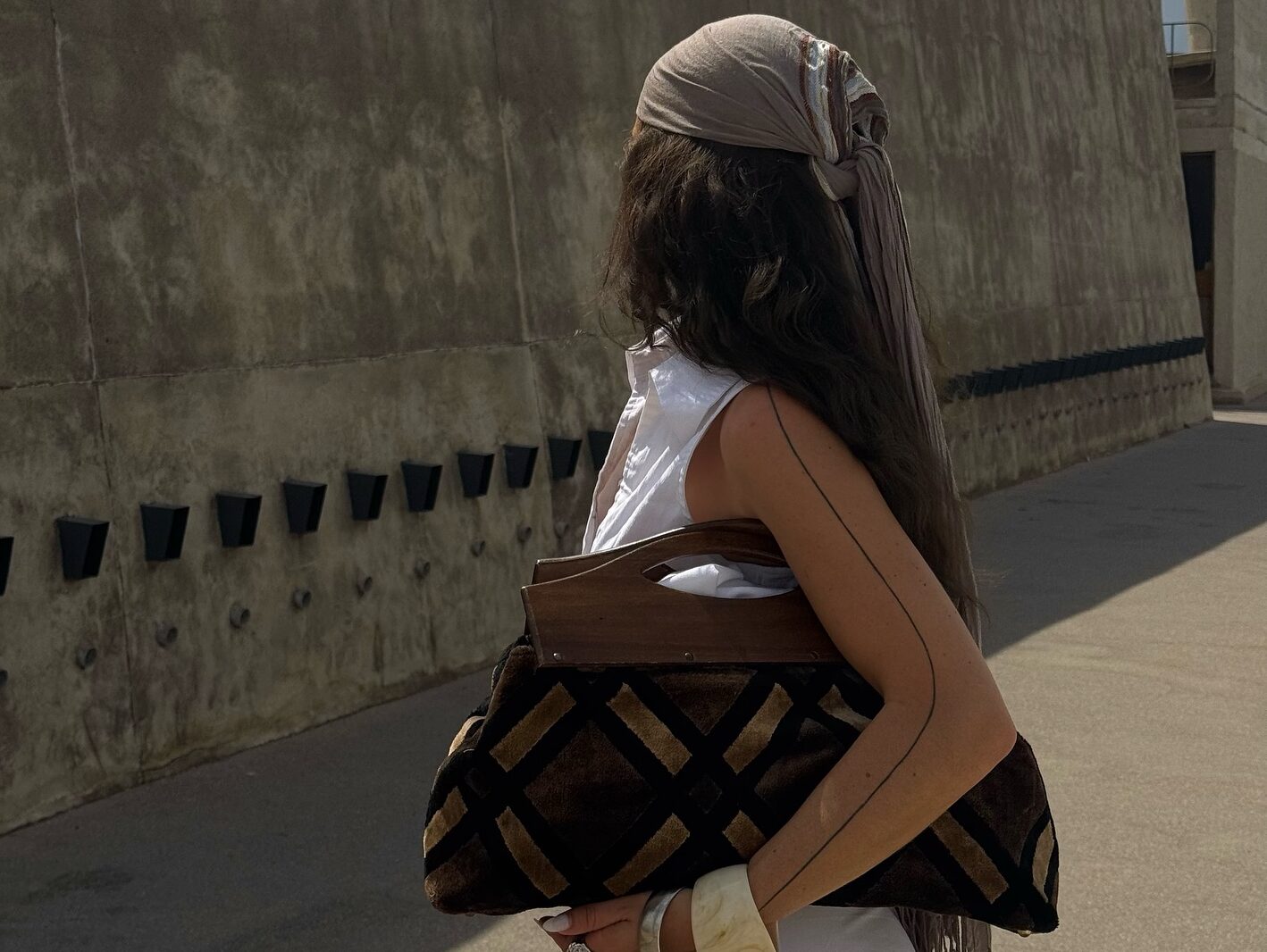 Το viral fashion hack που μετατρέπει το μαντήλι στο must-have top του καλοκαιριού