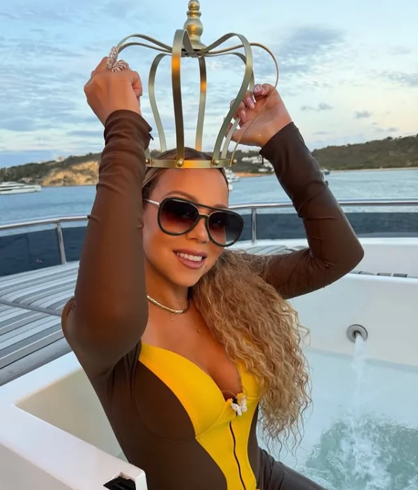 Η Mariah Carey με χρυσό στέμμα στο κεφάλι της γιορτάζει τα 30 χρόνια του άλμπουμ «Daydream».