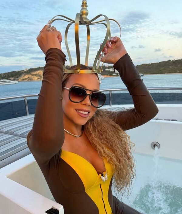 Η Mariah Carey με χρυσό στέμμα στο κεφάλι της γιορτάζει τα 30 χρόνια του άλμπουμ «Daydream».