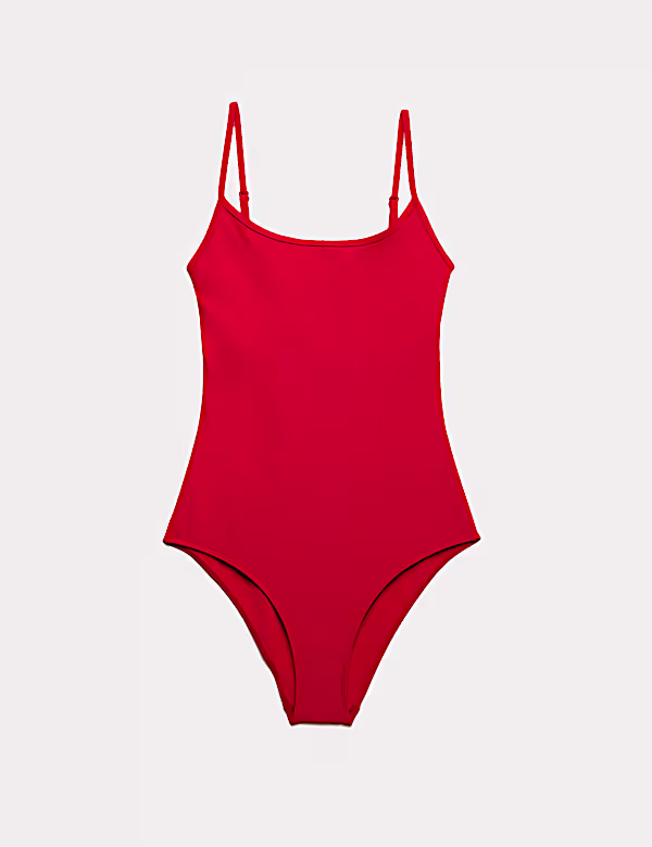marks_spencers_kokkino_magio