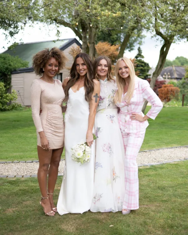 Η Mel C των Spice Girls με νυφικό και τις φίλες της, γιορτάζοντας την ημέρα του γάμου.