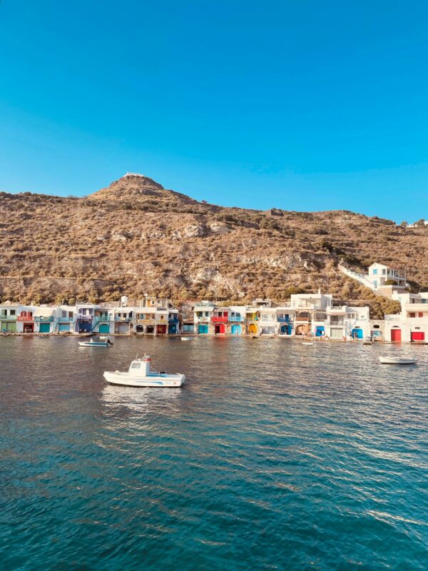 Χρωματιστά σπιτάκια και βάρκες σε ένα από τα ινσταγκραμικά σημεία των ελληνικών νησιών.