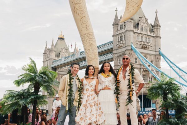 Η μεγάλη επανένωση των Dwayne Johnson και Auli’i Cravalho στο «Moana Experience» του Λονδίνου