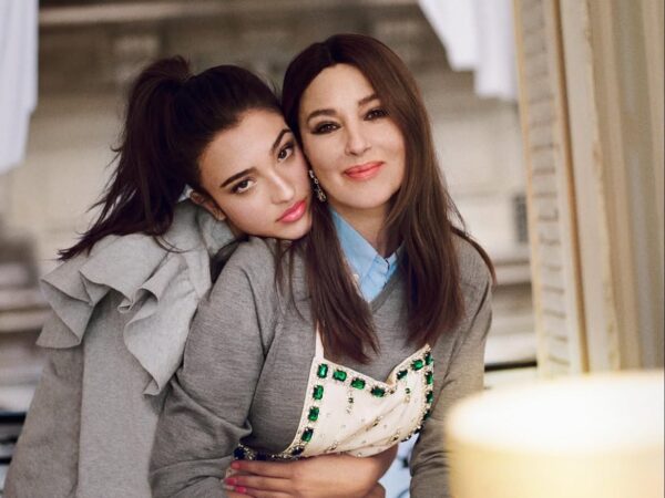 Η κόρη της Monica Bellucci έκανε το πρώτο της βήμα στην πασαρέλα με Dolce & Gabbana – Θύμισε σε όλους την μητέρα της