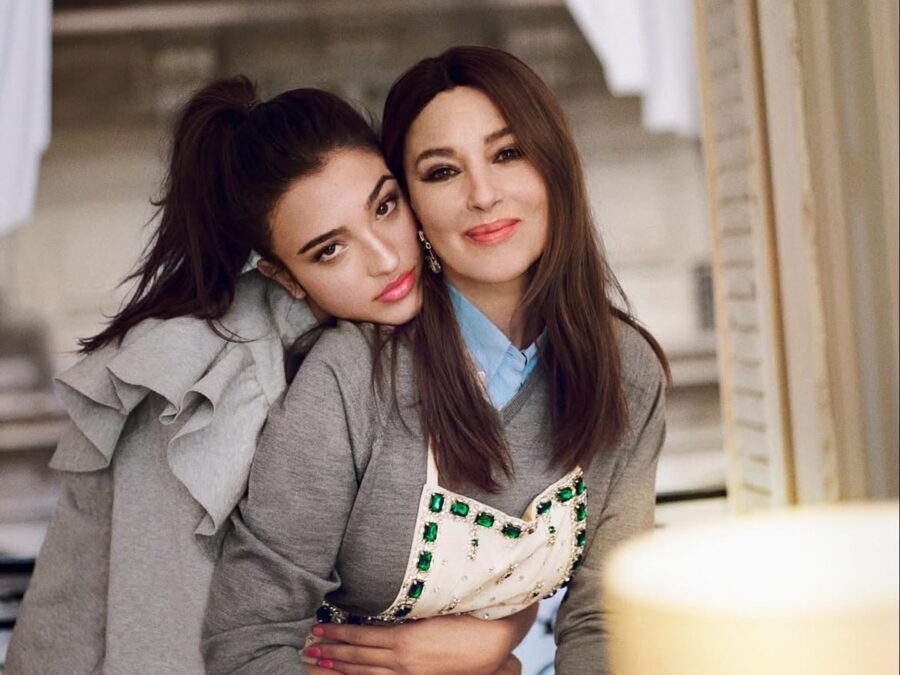 Η κόρη της Monica Bellucci έκανε το πρώτο της βήμα στην πασαρέλα με Dolce & Gabbana – Θύμισε σε όλους την μητέρα της
