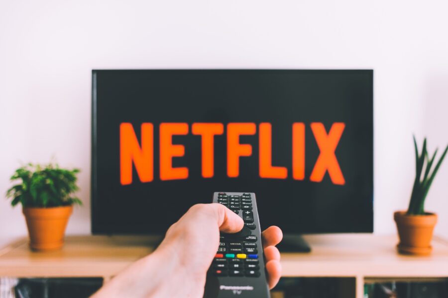 Γιατί το Netflix έβαλε έναν άνθρωπο να ζει μέσα σε billboard στο Los Angeles;