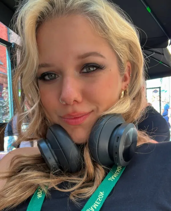 https://www.instagram.com/nina_mazani/