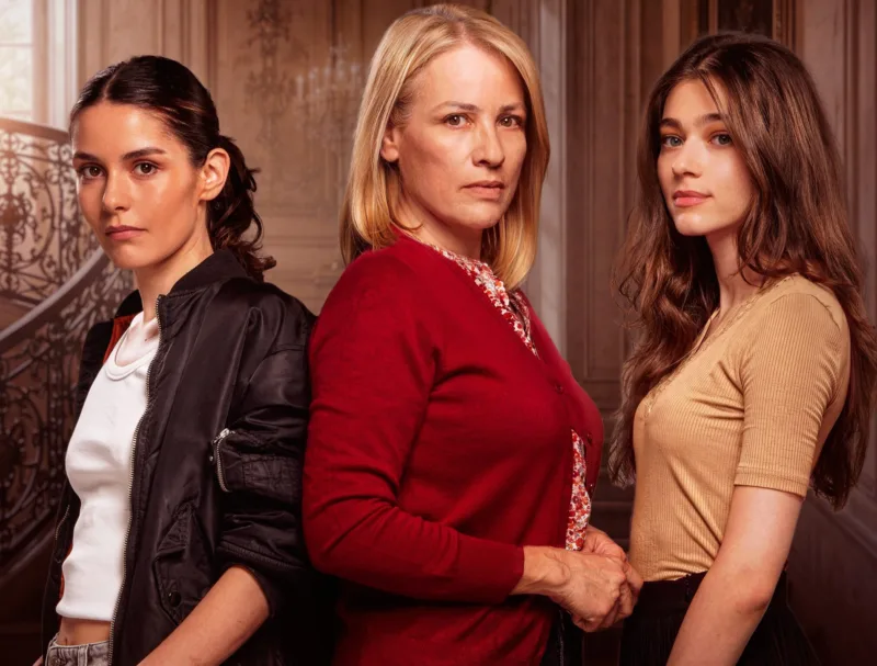 Τρεις γυναίκες ποζάρουν για την προώθηση της νέας σειράς του Alpha «Οι Κόρες της Αρετής».
