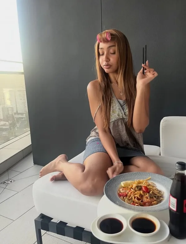 https://www.instagram.com/pinkpantheress/