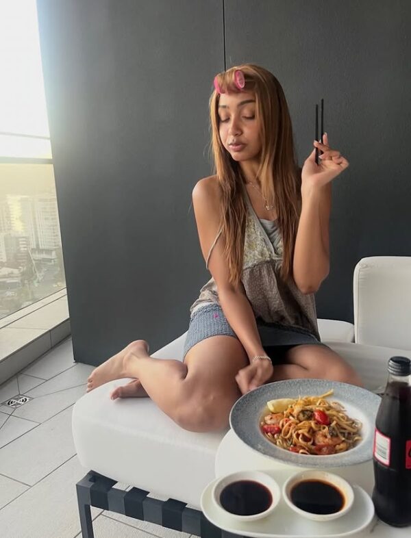 https://www.instagram.com/pinkpantheress/