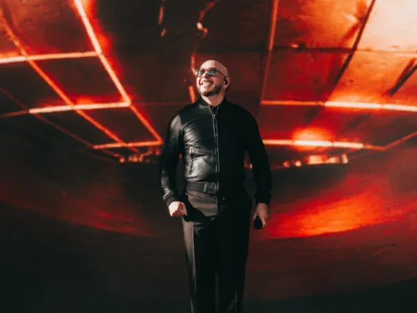 https://www.instagram.com/pitbull/