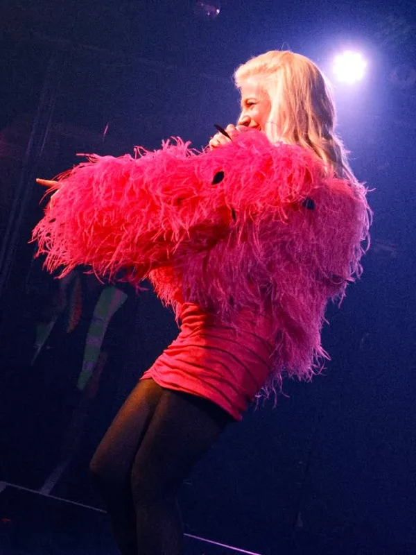 Η Pixie Lott στη σκηνή με φούξια φόρεμα και φτερά, παρουσιάζοντας το νέο της τραγούδι.