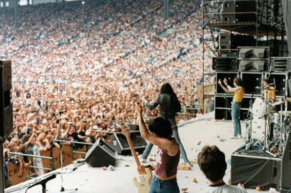 Οι Ramones σε μια θρυλική συναυλία γιορτάζοντας 50 χρόνια rock, με χιλιάδες θαυμαστές να απολαμβάνουν την ενέργεια της σκηνής.
