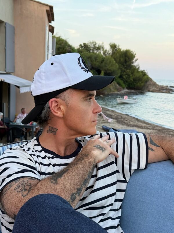 Το 18 μέτρων ρομπότ του Robbie Williams έγινε το πιο παράξενο αξιοθέατο της Αγγλίας