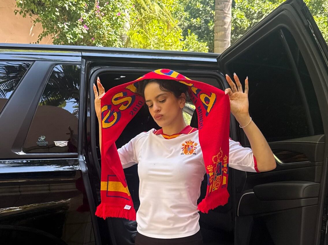 Όταν οι Rosalía, Javier Bardem και Penélope Cruz έγιναν το πιο iconic fan club της Ισπανίας στο Μουντιάλ 2026