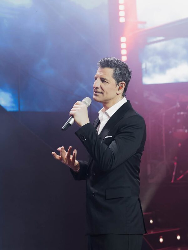 https://www.instagram.com/sakisrouvas/