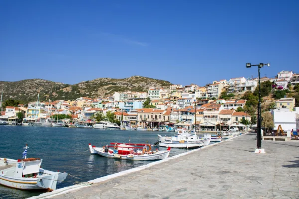 Γραφικό λιμάνι με παραδοσιακά σπίτια και βάρκες σε ένα αυθεντικό ελληνικό νησί που ξεχωρίζει για το 2026.