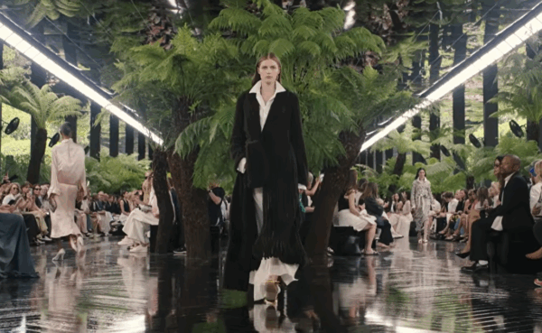 Dior: Ο Jonathan Anderson ενώνει την παράδοση με τη σουρεαλιστική τέχνη της Lynda Benglis