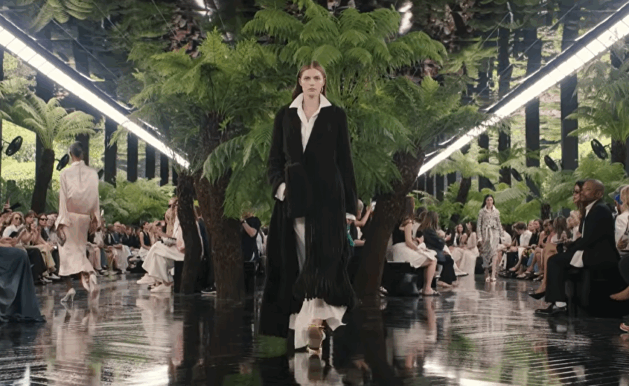 Dior: Ο Jonathan Anderson ενώνει την παράδοση με τη σουρεαλιστική τέχνη της Lynda Benglis