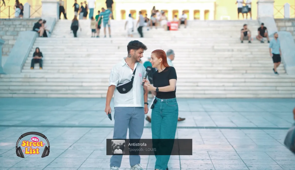 Ο παρουσιαστής του StreetList παίρνει συνέντευξη από περαστικούς για τις μουσικές τους προτιμήσεις, από Δέσποινα Βανδή μέχρι Metallica.