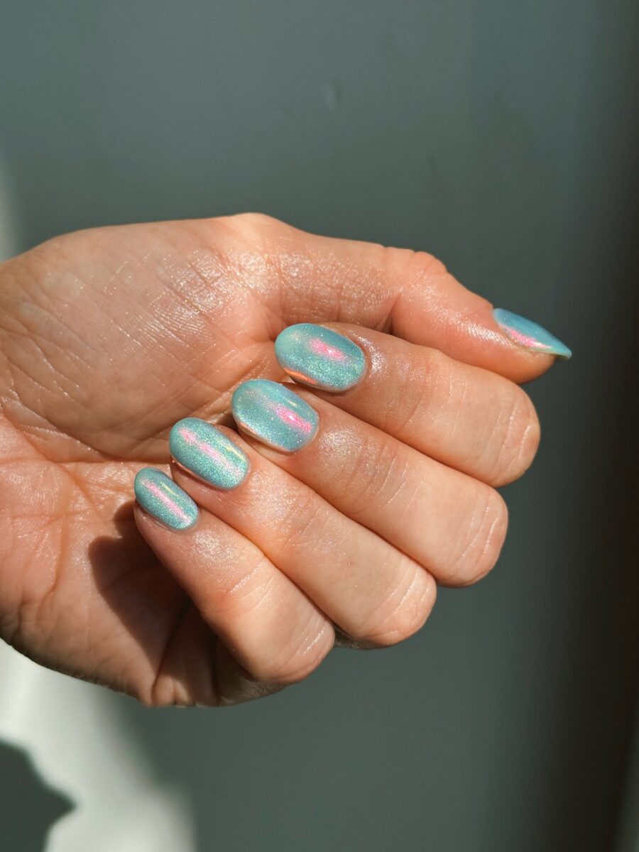 «Sea glass nails»: Πώς να αποκτήσεις το πιο δροσερό και ονειρικό μανικιούρ του καλοκαιριού